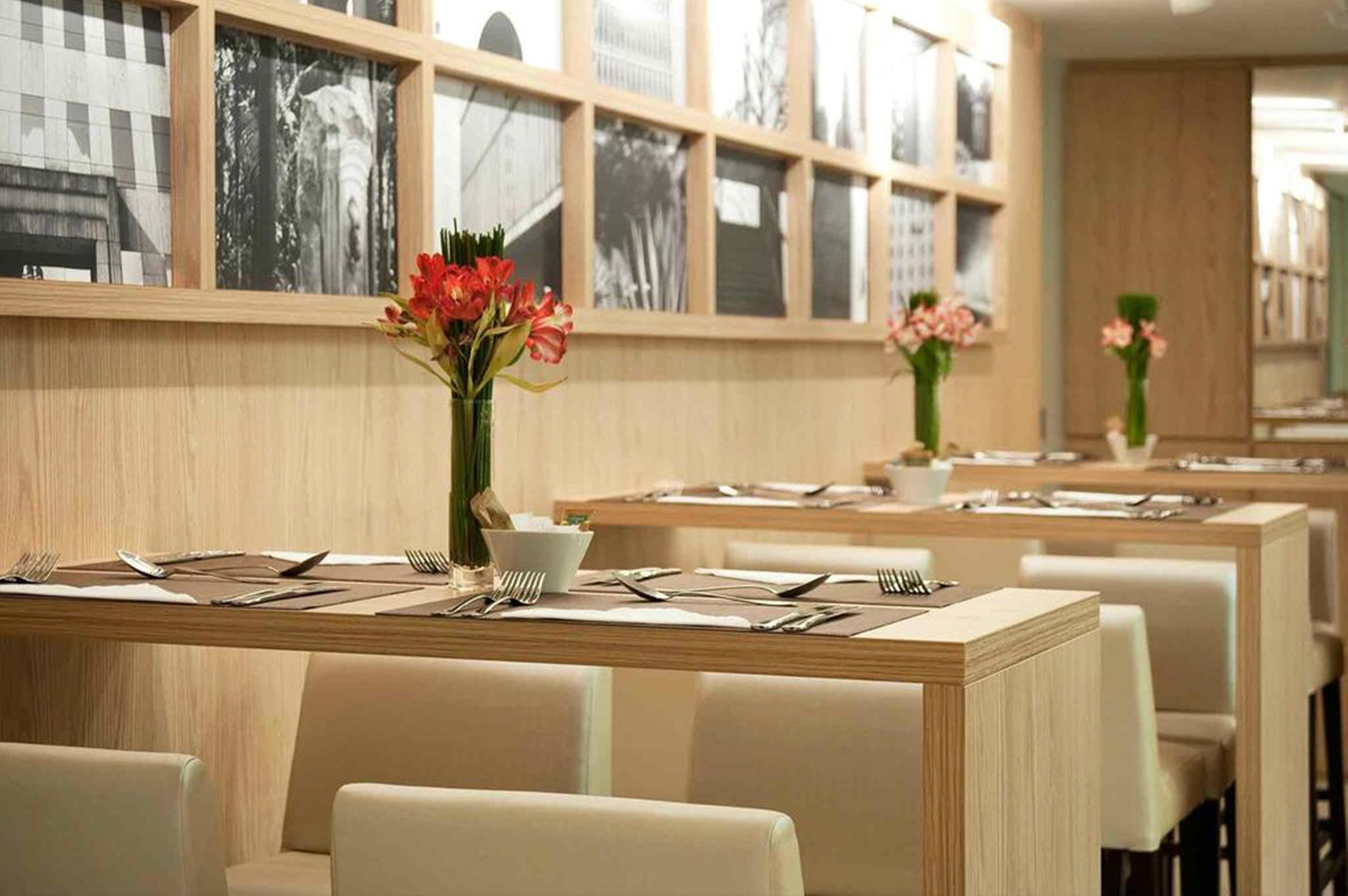 美居圣保罗潘普洛纳酒店 餐厅 照片